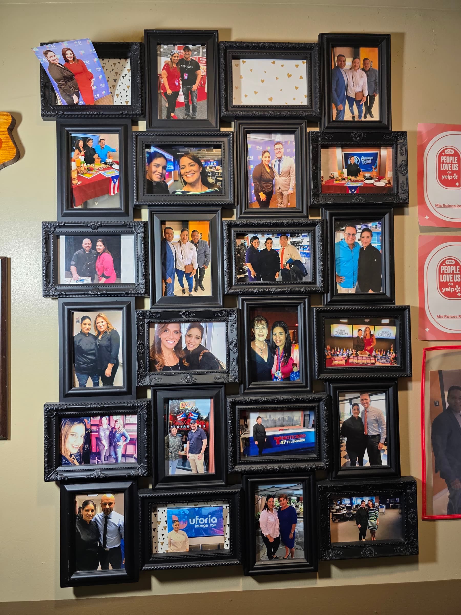 Pared de fotos de familia y clientes en Mis Raíces